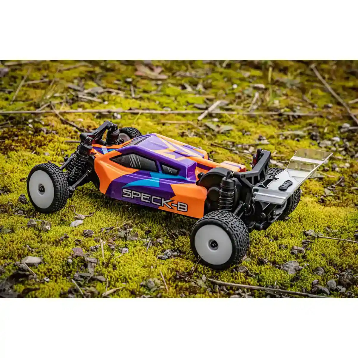 Hobby Plus Speck-B RC Buggy 1:24 2WD RTR Orange HBP2410250-C2 – Seitenansicht auf der Wiese