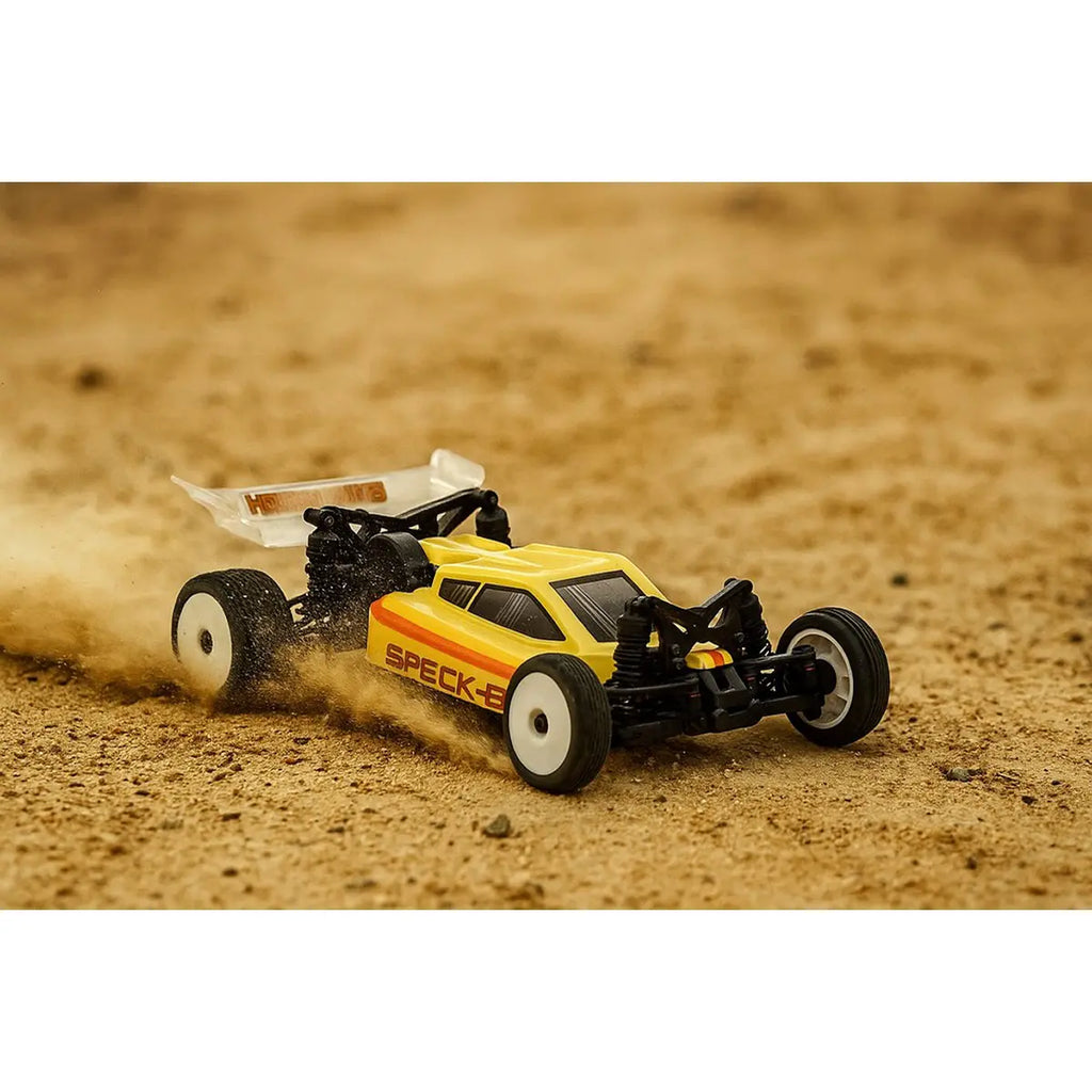 Hobby Plus Speck-B RC Buggy 1:24 2WD RTR Beige HBP2410250-C1 – Actionbild im Sand