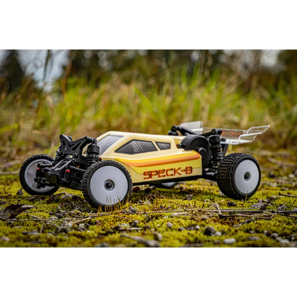 Hobby Plus Speck-B RC Buggy 1:24 2WD RTR Beige HBP2410250-C1 – im Gras