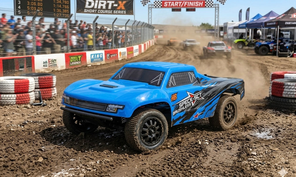 Hobby Plus Speck-SCT brushless Short Course Truck 1:24 2WD RTR Blau HBP2410280-BL – Actionbild auf der Rennstrecke