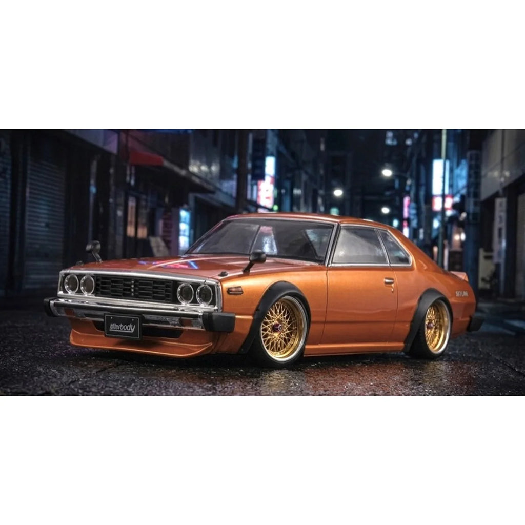 Killerbody NISSAN SKYLINE GT-ES Karosserie unlackiert 2000 Hardtop 1977 KB48635 im Maßstab 1:10 Touring Car & Onroad – Seitenansicht