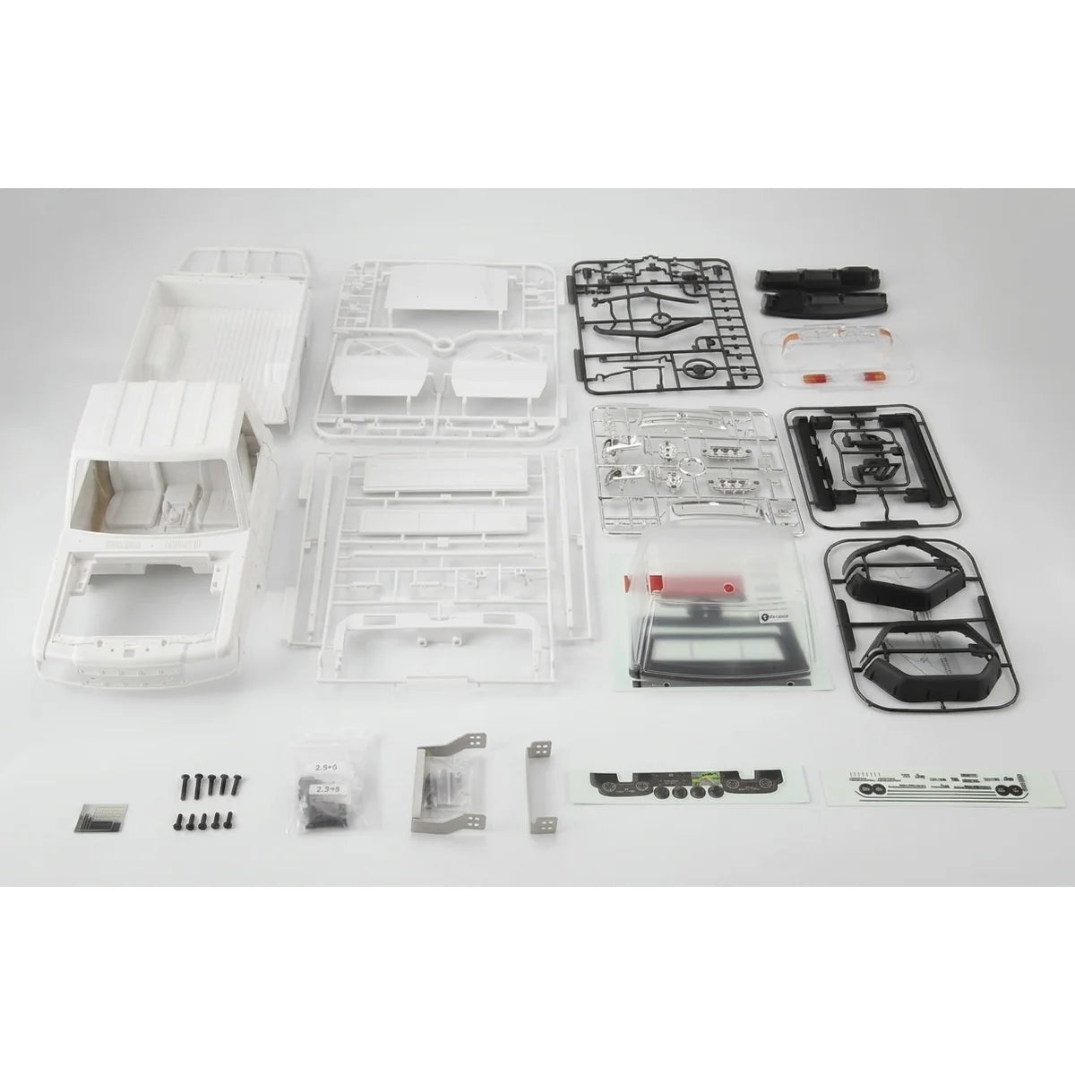 Killerbody Toyota LC70 Hardbody-Karosserie weiß/DIY (TRX-4 323mm) KB48732 im Maßstab 1:10 Crawler – Lieferumfang und Zubehör